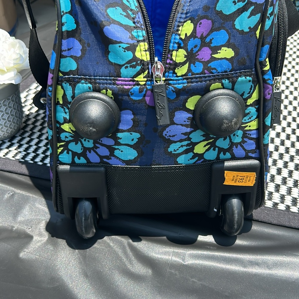 5 piece Vera Bradley travel set : Indigo Pop
Fall 2012 - Picture 11 of 14
